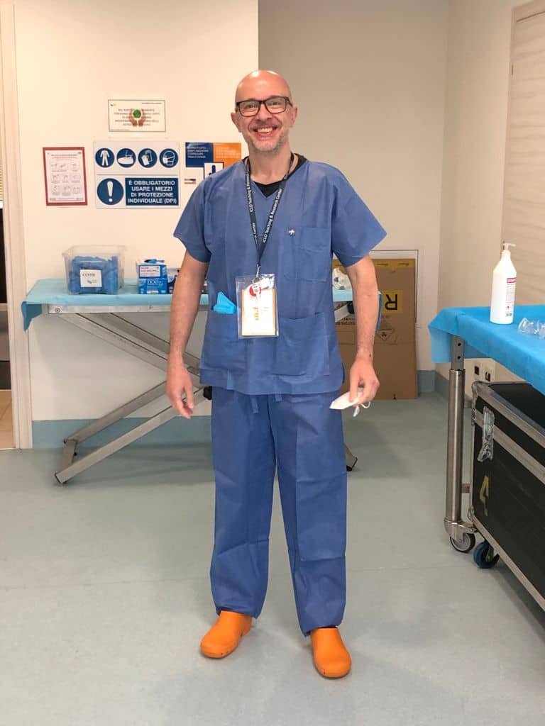 Osteopata a Seveso - Luca Bissacco in camice blu