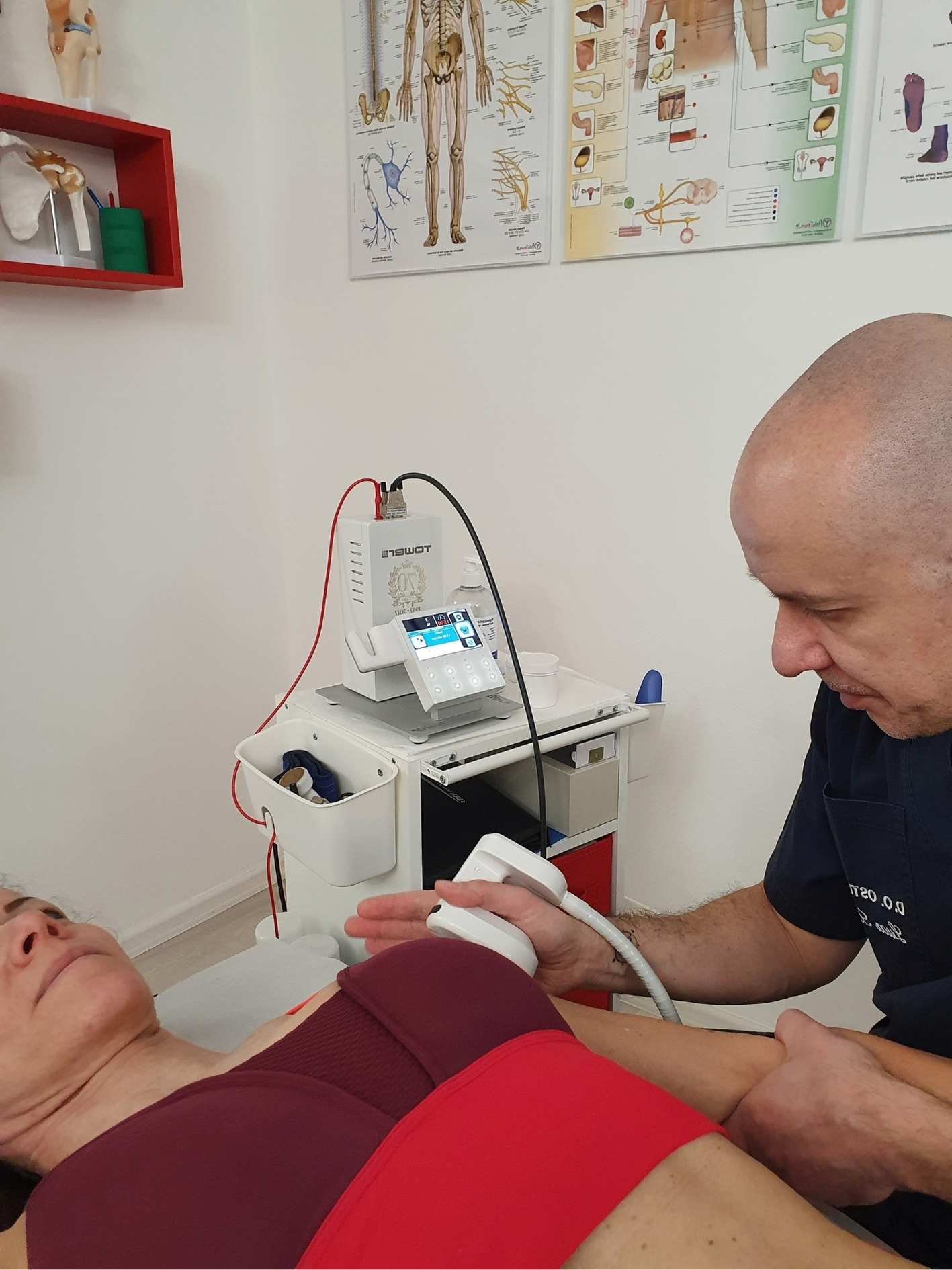 tecarterapia - luca bissacco nel suo studio di tecarspecialist a seveso